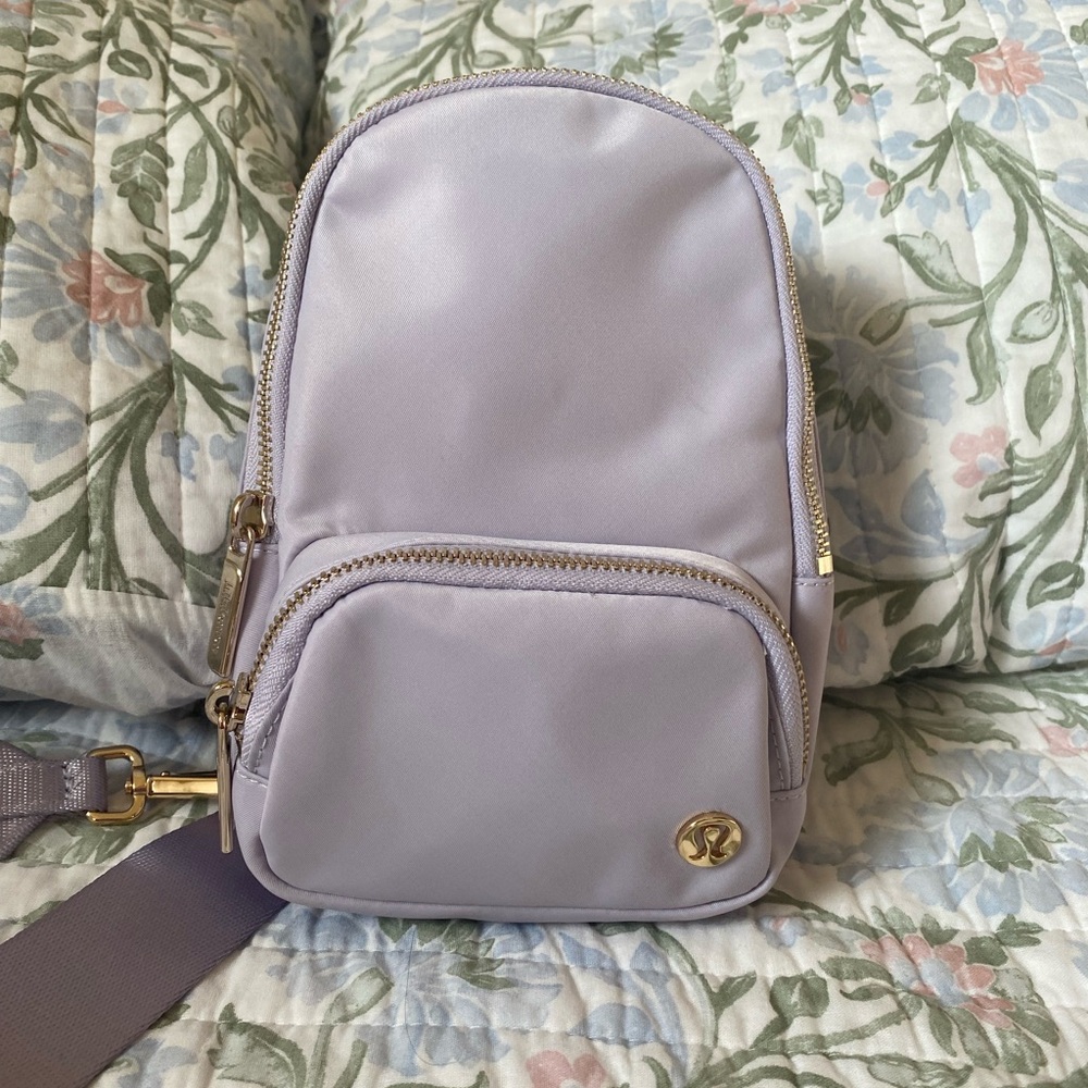 Lululemon Small 2L Sling Bag💙💜